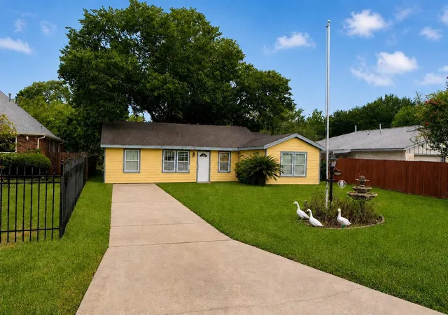 Photo 3 of Sale Pending at 9218 Kerrwood Ln, Houston, TX 77080 | MLS# 9079665 | Listing updated on 2026-09-16