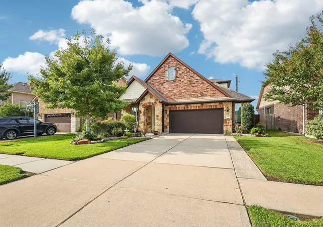 Photo 3 of Single family home for sale at 230 Bayside Xing Dr, La Porte, TX 77571 | MLS# 21716668 | Listing updated on 2026-09-20