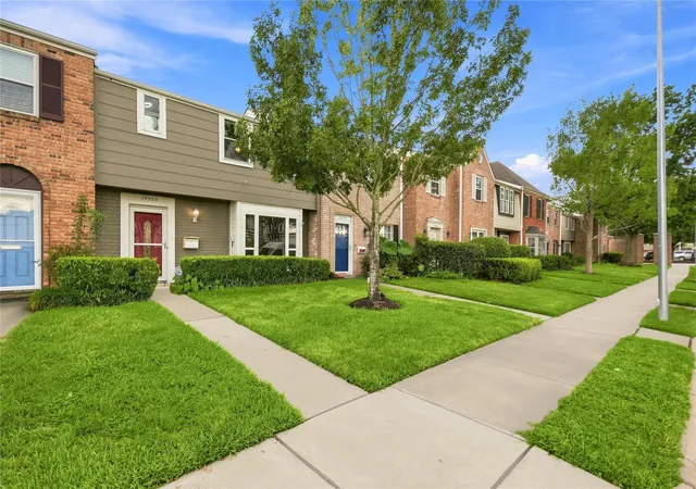 Photo 3 of Townhouse for sale at 14505 Still Meadow Dr, Houston, TX 77079 | MLS# 8879222 | Listing updated on 2026-09-21