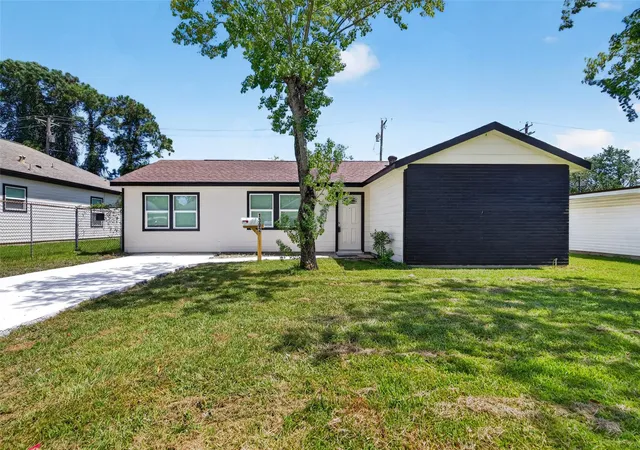 Photo 1 of Single family home for sale at 1302 Appomattox Dr, Texas City, TX 77591 | MLS# 12150359 | Listing updated on 2026-09-20