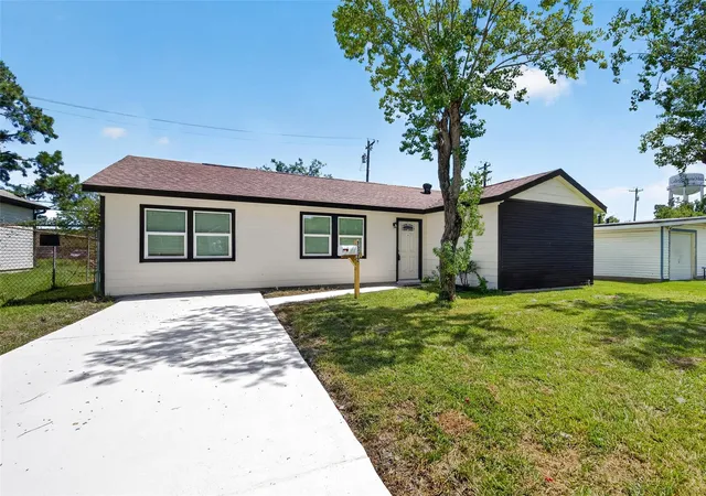 Photo 2 of Single family home for sale at 1302 Appomattox Dr, Texas City, TX 77591 | MLS# 12150359 | Listing updated on 2026-09-20