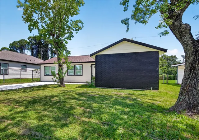 Photo 3 of Single family home for sale at 1302 Appomattox Dr, Texas City, TX 77591 | MLS# 12150359 | Listing updated on 2026-09-20