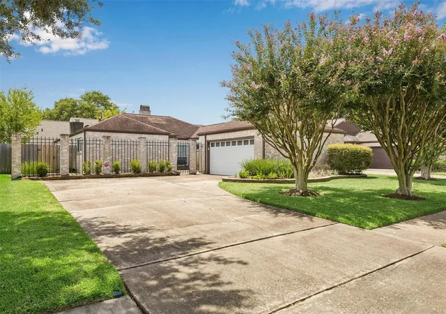 Photo 1 of Single family home for sale at 12507 Rocky Knoll Dr, Houston, TX 77077 | MLS# 44262299 | Listing updated on 2026-09-15