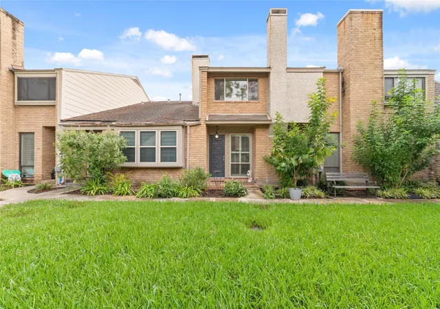 Photo 4 of Townhouse for sale at 12625 Memorial Dr #50, Houston, TX 77024 | MLS# 18566383 | Listing updated on 2026-09-19