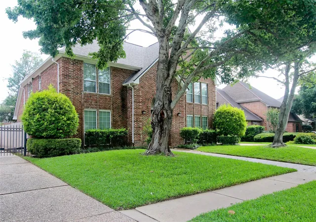 Photo 3 of Single family home for sale at 2918 Deer Crk Dr, Sugar Land, TX 77478 | MLS# 68911582 | Listing updated on 2026-10-03