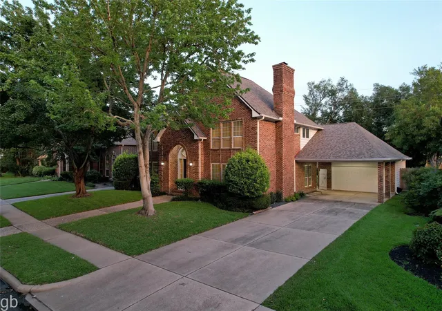 Photo 3 of Single family home for sale at 2918 Deer Crk Dr, Sugar Land, TX 77478 | MLS# 68911582 | Listing updated on 2026-10-03