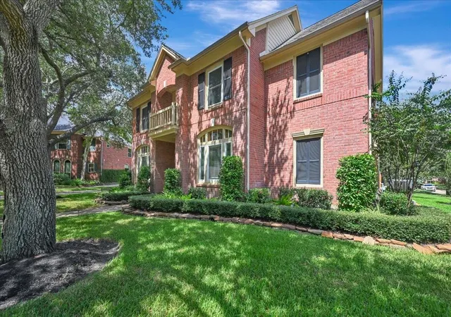Photo 2 of Sale Pending at 16802 Village Cor Ct, Houston, TX 77059 | MLS# 87496954 | Listing updated on 2026-10-08