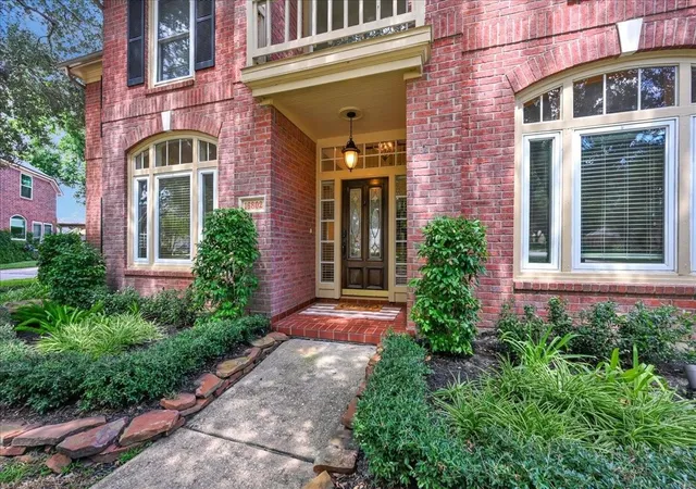 Photo 3 of Sale Pending at 16802 Village Cor Ct, Houston, TX 77059 | MLS# 87496954 | Listing updated on 2026-10-08