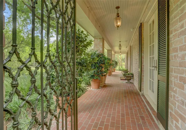 Photo 4 of Single family home for sale at 1 Stayton Cir, Houston, TX 77024 | MLS# 12449388 | Listing updated on 2026-09-09