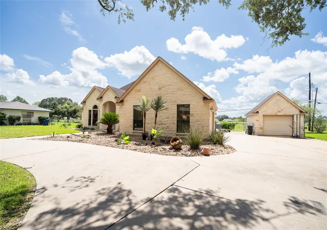 Photo 3 of Single family home for sale at 205 W Bronco Bnd, Angleton, TX 77515 | MLS# 83732994 | Listing updated on 2026-09-28