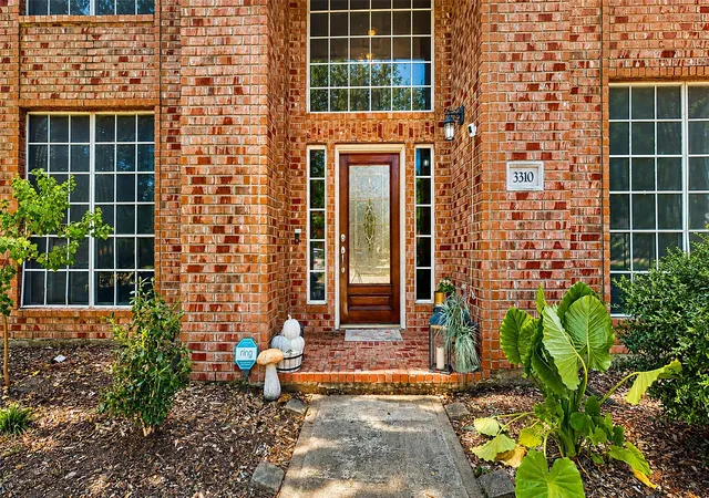Photo 3 of Single family home for sale at 3310 Aspenbrook Ct, Pearland, TX 77581 | MLS# 8702580 | Listing updated on 2026-09-11