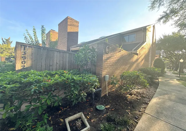 Townhouse for sale at 13902 Hollowgreen Dr #27, Houston, TX 77082 | MLS# 62836822
