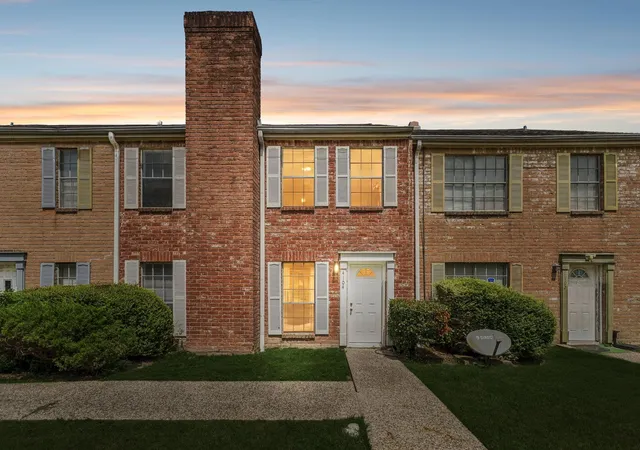 Photo 2 of Townhouse for sale at 4104 Belle Park Dr #4104, Houston, TX 77072 | MLS# 61933495 | Listing updated on 2026-09-25