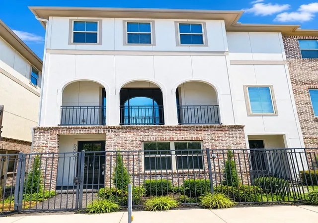 Townhouse for sale at 5209 Allen St #L, Houston, TX 77007 | MLS# 97753515