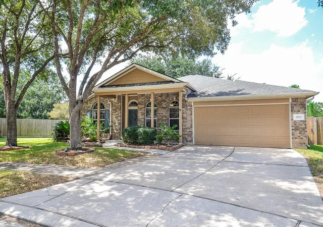 Photo 3 of Single family home for sale at 22922 Antiqua Ests Ct, Conroe, TX 77385 | MLS# 80717976 | Listing updated on 2026-10-06