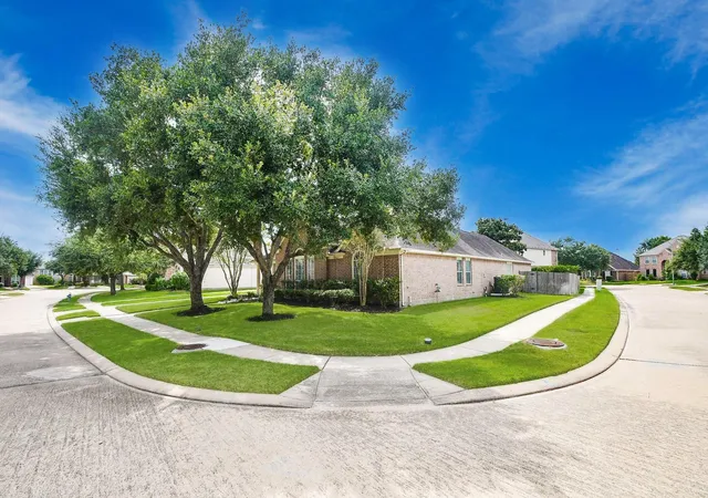 Photo 2 of Sale Pending at 2502 Quiet Lake Ct, Pearland, TX 77584 | MLS# 476167 | Listing updated on 2026-09-26