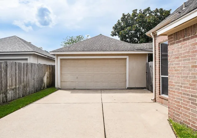 Photo 3 of Sale Pending at 2502 Quiet Lake Ct, Pearland, TX 77584 | MLS# 476167 | Listing updated on 2026-09-26