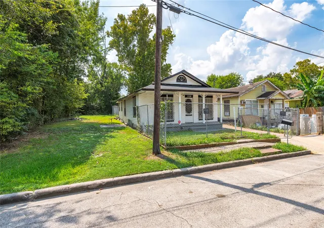Photo 2 of Single family home for sale at 7120 Ave Q, Houston, TX 77011 | MLS# 41572480 | Listing updated on 2026-09-24