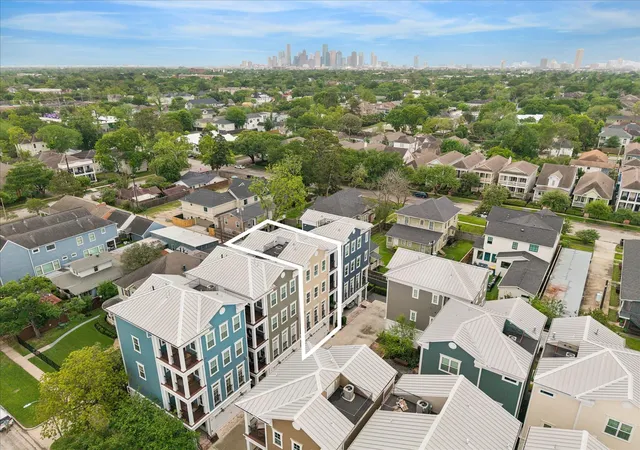 Photo 3 of Single family home for sale at 326 W 18th Street, Houston, TX 77008 | MLS# 19267831 | Listing updated on 2026-09-13