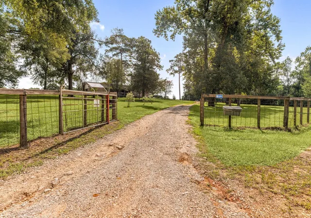 Photo 2 of Single family home for sale at 301 Beverly Ln, Shepherd, TX 77371 | MLS# 28217384 | Listing updated on 2026-09-20