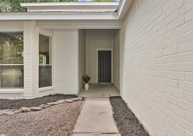 Photo 3 of Single family home for sale at 902 Essex Dr, Friendswood, TX 77546 | MLS# 54437739 | Listing updated on 2026-09-19