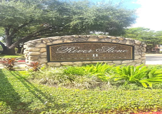 Condo for sale at 10855 Meadowglen Ln #927, Houston, TX 77042 | MLS# 97857354