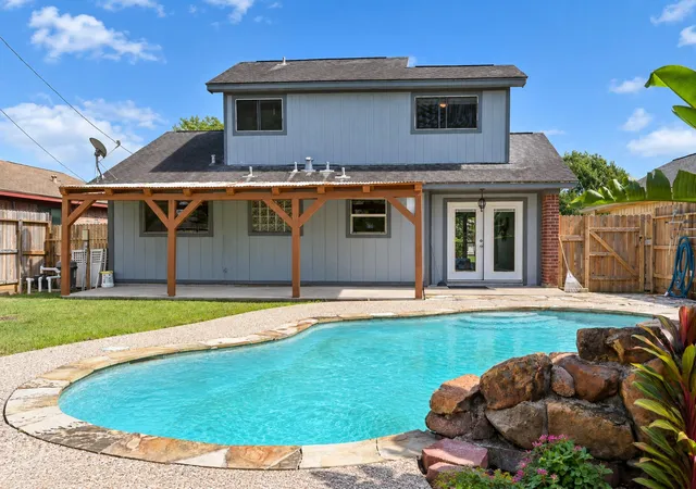 Photo 1 of Sale Pending at 3107 Edgewood Dr, Dickinson, TX 77539 | MLS# 28254660 | Listing updated on 2026-10-03