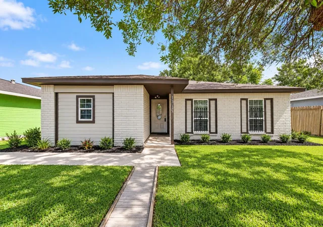 Single family home for sale at 4845 E Ridge Crk Dr, Houston, TX 77053 | MLS# 69134886