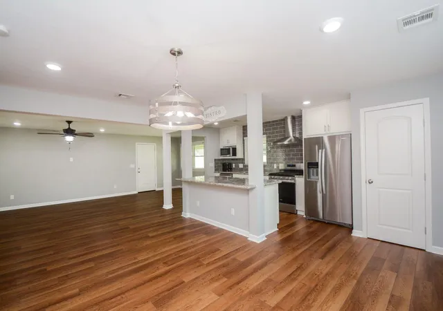 Photo 3 of Single family home for sale at 7926 Ridgeview Dr, Houston, TX 77055 | MLS# 34738325 | Listing updated on 2026-09-13