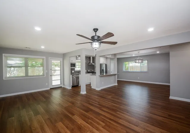 Photo 3 of Single family home for sale at 7926 Ridgeview Dr, Houston, TX 77055 | MLS# 34738325 | Listing updated on 2026-09-13