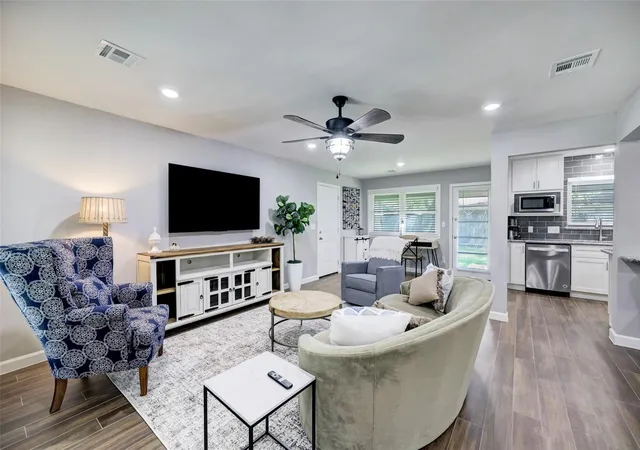 Photo 4 of Single family home for sale at 7926 Ridgeview Dr, Houston, TX 77055 | MLS# 34738325 | Listing updated on 2026-09-13