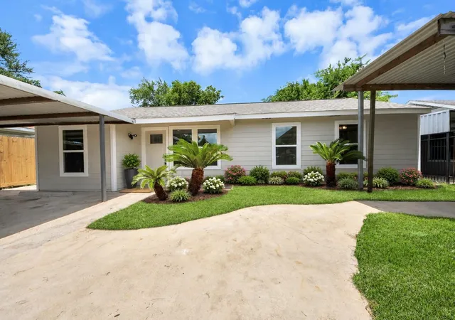 Photo 1 of Single family home for sale at 5111 Willow Glen Dr, Houston, TX 77033 | MLS# 51797029 | Listing updated on 2026-09-09