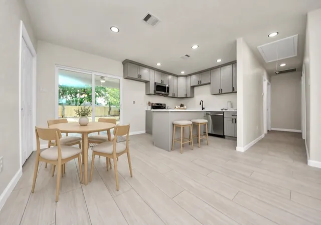 Photo 3 of Single family home for sale at 5111 Willow Glen Dr, Houston, TX 77033 | MLS# 51797029 | Listing updated on 2026-09-09
