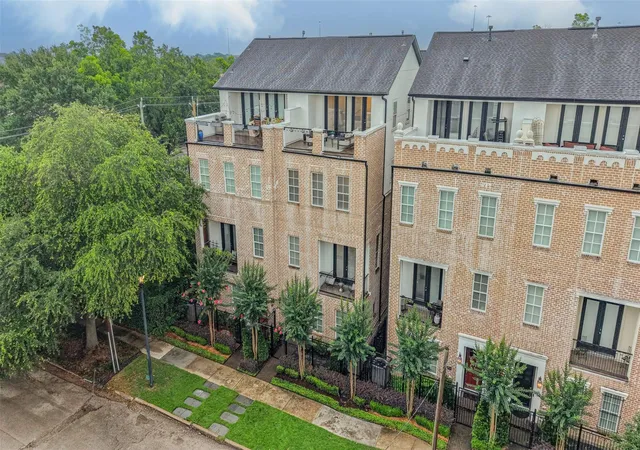 Photo 2 of Townhouse for sale at 3907 Austin St, Houston, TX 77004 | MLS# 25214500 | Listing updated on 2026-09-27