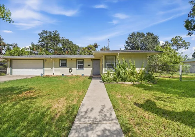 Photo 1 of Sale Pending at 1215 Winston Dr, Richmond, TX 77469 | MLS# 72467809 | Listing updated on 2026-10-07