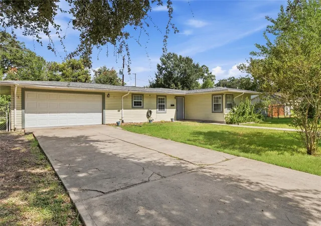 Photo 2 of Sale Pending at 1215 Winston Dr, Richmond, TX 77469 | MLS# 72467809 | Listing updated on 2026-10-07