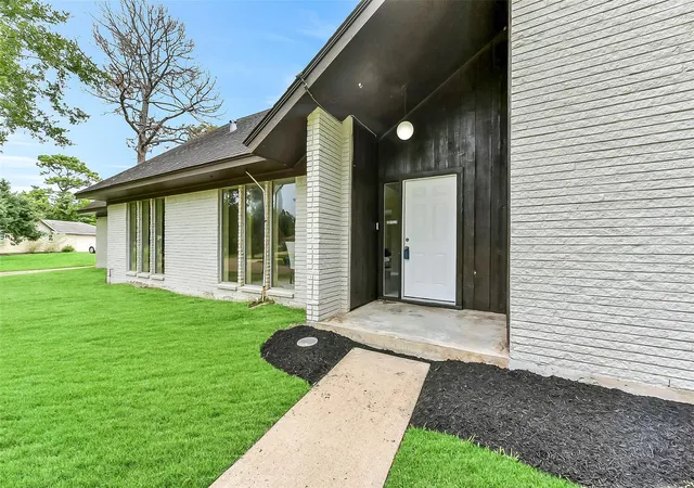 Photo 2 of Single family home for sale at 15503 Wandering Trl, Friendswood, TX 77546 | MLS# 4876010 | Listing updated on 2026-09-11
