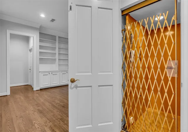 Photo 4 of Sale Pending at 1413 Winrock Blvd, Houston, TX 77057 | MLS# 72780467 | Listing updated on 2026-09-23