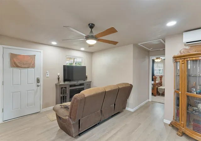 Photo 4 of Single family home for sale at 128 Cheyenne Dr, Bridgeport, TX 76426 | MLS# 36164915 | Listing updated on 2026-09-11