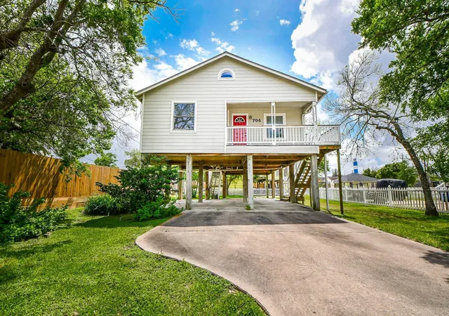 Photo 2 of Single family home for sale at 704 6th Street, Kemah, TX 77565 | MLS# 75646354 | Listing updated on 2026-09-12