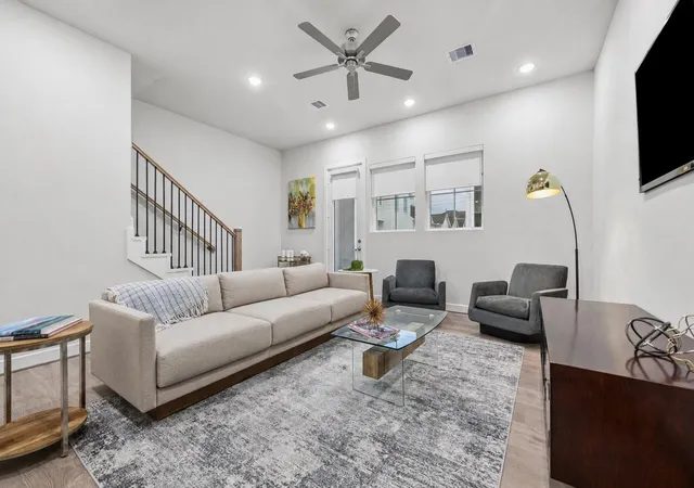 Photo 4 of Sale Pending at 6338 Paddington Bnd Dr, Houston, TX 77008 | MLS# 17171691 | Listing updated on 2026-09-14