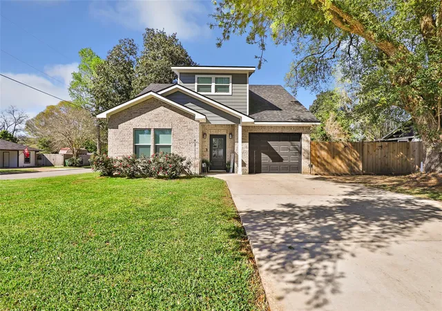 Photo 2 of Sale Pending at 2201 Maple Ave, Liberty, TX 77575 | MLS# 33447560 | Listing updated on 2026-10-05
