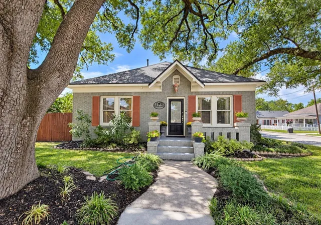 Photo 1 of Sale Pending at 415 N Ave D, Humble, TX 77338 | MLS# 4631036 | Listing updated on 2026-09-16