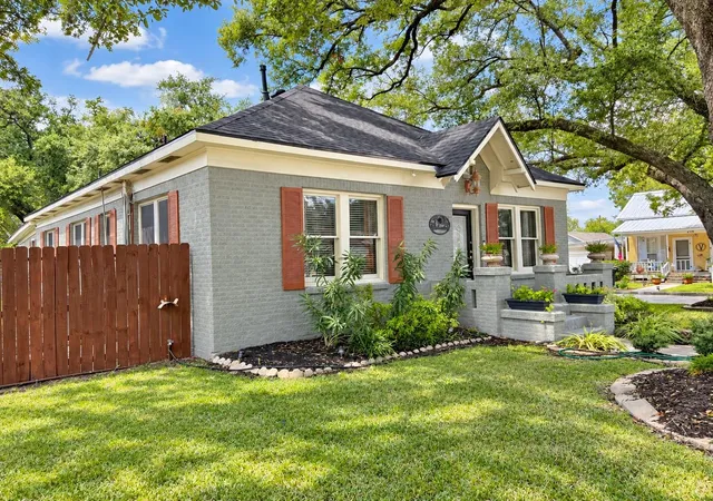 Photo 3 of Sale Pending at 415 N Ave D, Humble, TX 77338 | MLS# 4631036 | Listing updated on 2026-09-16