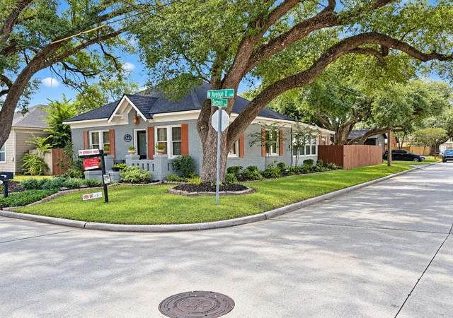 Photo 3 of Sale Pending at 415 N Ave D, Humble, TX 77338 | MLS# 4631036 | Listing updated on 2026-09-16