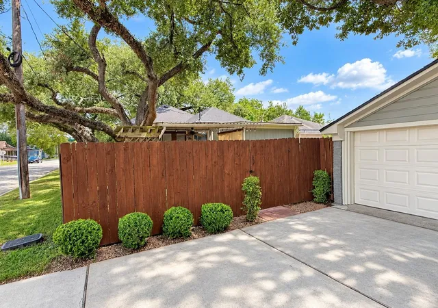 Photo 4 of Sale Pending at 415 N Ave D, Humble, TX 77338 | MLS# 4631036 | Listing updated on 2026-09-16