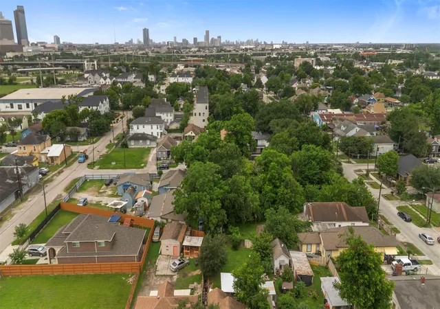 Photo 3 of Single family home for sale at 1612 Common St, Houston, TX 77009 | MLS# 87949224 | Listing updated on 2026-09-11