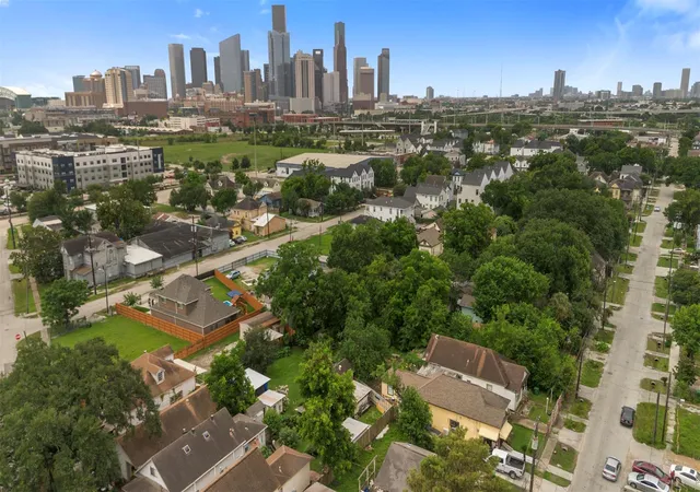Photo 3 of Single family home for sale at 1612 Common St, Houston, TX 77009 | MLS# 87949224 | Listing updated on 2026-09-11