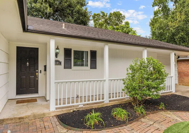 Photo 2 of Single family home for sale at 6205 Darnell St, Houston, TX 77074 | MLS# 59016060 | Listing updated on 2026-09-09