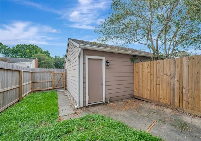 Photo 3 of Townhouse for sale at 17287 Saturn Ln, Houston, TX 77058 | MLS# 81658485 | Listing updated on 2026-09-16